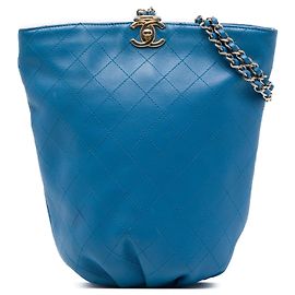 Blauer Chanel CC gesteppter Kalbsleder-Bucket-Rucksack