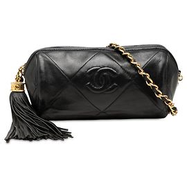 Bolsa Tiracolo Chanel Barrel em pele de cordeiro acolchoada preta com borla
