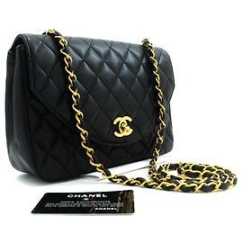 CHANEL Half Moon Schultertasche mit Kette Crossbody Schwarz gesteppt mit Klappe