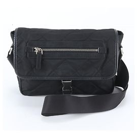 Prada Schultertasche aus Leder und Tessuto-Nylon mit Dreiecks-Logo