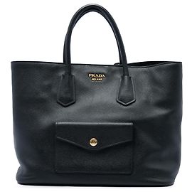 Bolso tote convertible Prada de cuero Saffiano negro con bolsillo frontal