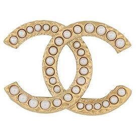 NEUE CHANEL LOGO CC PERLEN 2024 BROSCHE AUS GOLDFARBENEM METALL