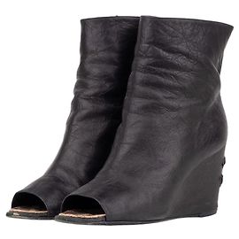 Botas de cano curto com salto anabela e dedo aberto com logo Chanel by Karl Lagerfeld anos 2010