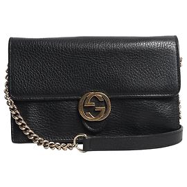 Gucci Cartera negra con cadena G entrelazada
