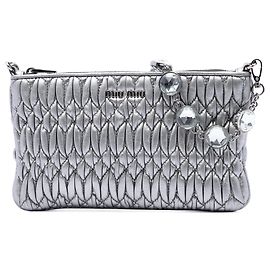 Borsa a tracolla Miu Miu in nappa matelassé metallizzato argento con catena in cristalli