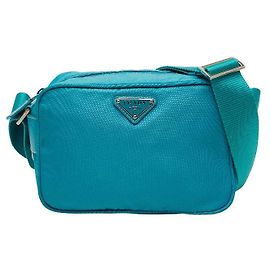 Borsa a tracolla Prada con placca logo triangolare