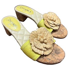 Chanel Mules em Ráfia Amarela com Salto de Cortiça
