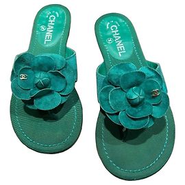 Chanel Camellia Thong-Sandalen aus grünem Wildleder