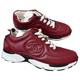 Chanel Zapatillas de cuero burdeos con logotipo CC