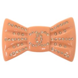 Broche Chanel rosa salmão com strass