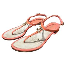Chanel CC Logo Patent Leather Thong Sandals - Coral