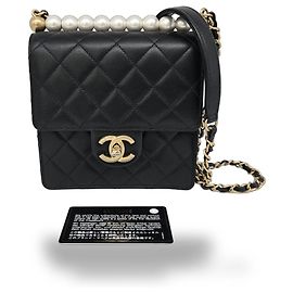 Clutch de aba Chanel Chic Pearls com corrente em pele de cordeiro acolchoada Mini