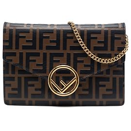 Portafoglio a busta con catena Fendi in pelle goffrata Zucca marrone F Is Fendi