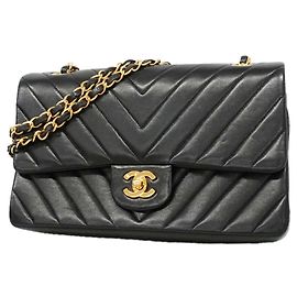 Bolsa de ombro Chanel em pele de cordeiro preta