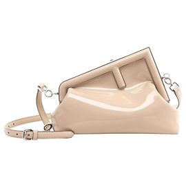 FENDI First Crossbody-Tasche aus Lackleder Beige 8BP137