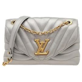 Louis Vuitton A mala New Wave Chain, com pormenores distintivos de matelassê ondulado tridimensional, é feita de pele de vitelo macia mas resistente, apresentando uma durabilidade e aderência excecionais. A corrente deslizante superior