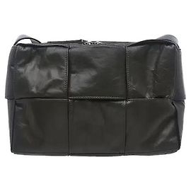 Die Arco Camera Bag harmonisiert das charakteristische breite Intrecciato-Geflecht von Bottega Veneta mit anspruchsvollem Kalbsleder. Ihre robuste und dennoch weiche Lederstruktur besticht durch ihre widerstandsfähige Langlebigkeit