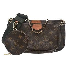 Louis Vuitton Gefertigt aus Monogram-Canvas-Material, besticht dieses Modell durch sein geringes Gewicht sowie eine praktische Strapazierfähigkeit, die resistent gegen äußere Flecken und Feuchtigkeit ist. Die Pochette Accessoires, die Mini Pochette Accessoires und