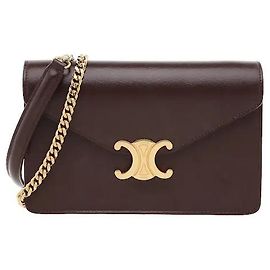 Céline Un portafoglio a catena che armonizza sottilmente il materiale in vitello lucido e brillante con la sofisticata ornamentazione del logo in metallo. La texture liscia e lussuosa della pelle conferisce un'atmosfera sofisticata, e gli scomparti per le carte e