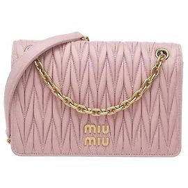 Miu Miu Eine Tasche aus Nappaleder mit markantem dreidimensionalem Matelassé-Steppdetail, die sich durch eine weiche Haptik und eine flexible Silhouette auszeichnet. Kratz- und fleckenbeständig, praktisch, und der Gurt