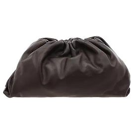 Bottega Veneta Un prodotto caratterizzato da una silhouette voluminosa completata da morbida pelle generosamente piegata. La sua forma arrotondata e le pieghe che si formano naturalmente completano un design distintivo che ricorda un dumpling.
