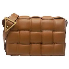 Bottega Veneta La borsa Cassette imbottita, caratterizzata dall'intreccio Intrecciato volumetrico, presenta una struttura in pelle imbottita che completa una silhouette tridimensionale. Realizzata in pelle premium, vanta
