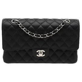 Chanel Il sofisticato motivo trapuntato a diamante si armonizza con una classica chiusura a logo in metallo per un'atmosfera lussuosa ed elegante. La tracolla a catena firmata, intrecciata in pelle, offre una vestibilità stabile, completando