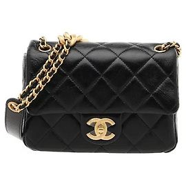 Chanel Ein dreidimensional gesteppter Lederkörper harmoniert mit dem charakteristischen Schlossornament für eine anspruchsvolle, elegante Stimmung. Der Kettenriemen ermöglicht ein vielseitiges Styling von der Schultertasche bis zur Crossbody-Bag.