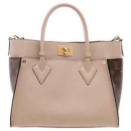 Louis Vuitton Le sac On My Side harmonise le cuir de veau grainé souple avec des détails en toile Monogram des deux côtés. Un espace de rangement généreux et une poche extérieure permettent de garder facilement ses effets personnels, et le tote