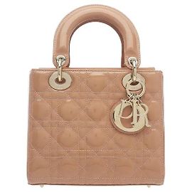 Christian Dior Un producto que armoniza el material de charol lustroso Cannage con una silueta estructurada. El icónico patrón Cannage de Dior se expresa tridimensionalmente para enfatizar una atmósfera elegante, y el metal