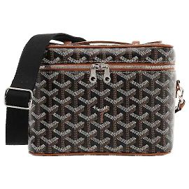 Fabricado com o material de lona Goyardine assinatura da Goyard, este modelo é leve, altamente durável e resistente a riscos e manchas. Uma silhueta de vanity tridimensional harmoniza-se com o luxo