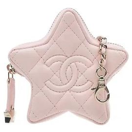 Un artículo sensual que completa un motivo de estrella en forma de mini bolso tridimensional. Un material de piel de cordero brillante con un lustre sutil y el logotipo CC en la parte delantera enfatizan la atmósfera distintivamente icónica de Chanel, y