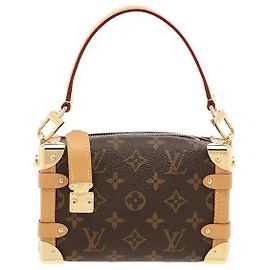 Il Side Trunk PM reinterpreta l'artigianato storico di Louis Vuitton nella realizzazione di bauli con una sensibilità moderna, mettendo in risalto il design innovativo di Nicolas Ghesquiere. L'iconica tela Monogram si armonizza