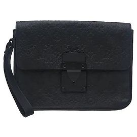 Louis Vuitton Uma bolsa que harmoniza o padrão Monogram clássico com o elegante couro Taurillon. O fecho S-lock, imbuído da herança da maison, confere um toque luxuoso, e a sofisticada cor preta adiciona serenidade