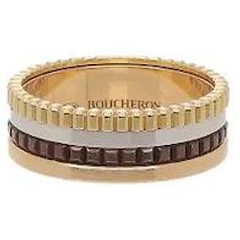 Uma peça que completa o design icónico Quatre da Boucheron, combinando bandas de ouro de diferentes cores e texturas. Motivos arquitetónicos que simbolizam a maison, como o grosgrain e o Clou de Paris,