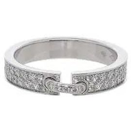 Chaumet Un pezzo caratterizzato dal motivo incrociato distintivo della collezione Liens, che simboleggia il legame e la connessione tra due persone. Dettagli a maglia che simboleggiano i 'liens' sono aggiunti a una finitura liscia