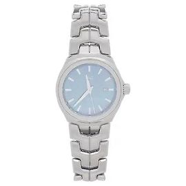 Eine Quarzarmbanduhr mit Datum, die die ikonische Link-Kollektion von TAG Heuer repräsentiert. Das ergonomisch gestaltete S-förmige Armband schmiegt sich sanft an das Handgelenk für einen bequemen Sitz. Ein anspruchsvolles Stahlgehäuse und Saphirglas