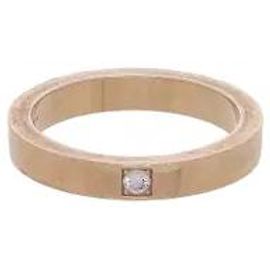 Bulgari Un anello in oro rosa e diamanti della rappresentativa collezione Parentesi di Bvlgari. Un diamante da 1P, brillantemente incastonato in un motivo architettonico strutturale, regala un bagliore sottile ed elegante. Il calore,