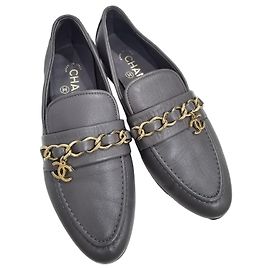 Mocasines Chanel de piel gris con cadena dorada