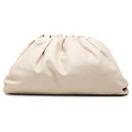 Bottega Veneta The Pouch aus weißem Lammleder