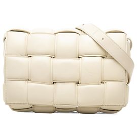 Bottega Veneta Borsa a tracolla Cassette imbottita in Nappa Intrecciato bianca