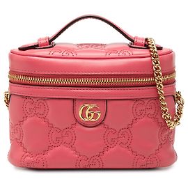 Borsa Vanity Gucci Mini GG Marmont in pelle di vitello matelassé rosa con manico superiore e catena