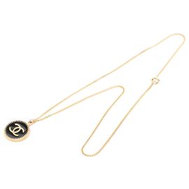 Collar con colgante redondo Chanel Gold CC chapado en oro y esmalte