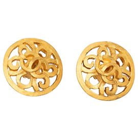 Pendientes de clip redondos Chanel Gold CC chapados en oro