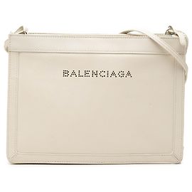 Balenciaga Pochette Crossbody in pelle bianca traforata con logo blu navy