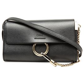 Chloé Mini Bolsa Tiracolo Faye em Pele de Bezerro Lisa e Grão Preta com Corrente