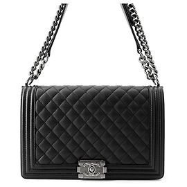 Chanel Schultertasche aus schwarzem genarbtem Kalbsleder