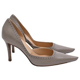 Sapatos de salto pumps D'Orsay com ponta fina estilo Brogue Roger Vivier em couro cinza
