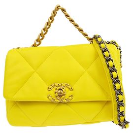 Bolsa de aba Chanel 19 em pele de cordeiro acolchoada