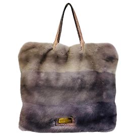 Valentino Garavani Bolsa Tote Valentino em pele de vison com efeito ombré lilás, alça de ombro e acabamento em couro gofrado